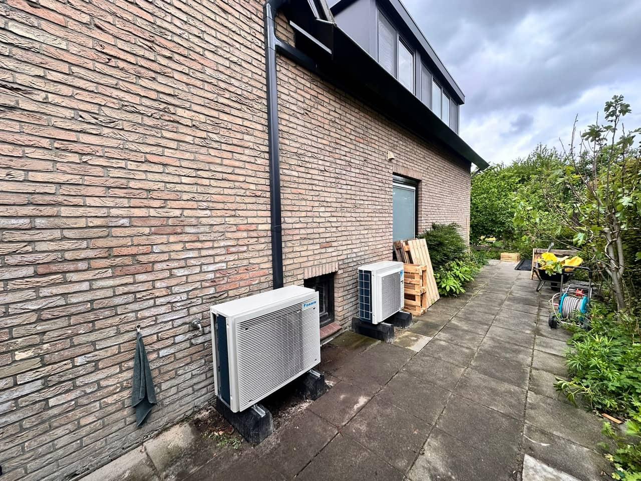Twee buitenunits voor klimaatregeling bij een woning in Breukelen