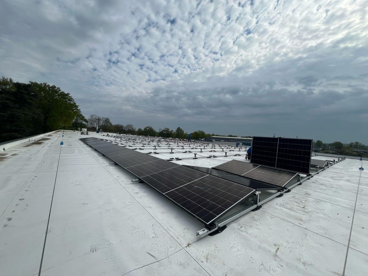 Bedrijfsdak van BOS Cleaning & Finishing Products met zonnepanelen