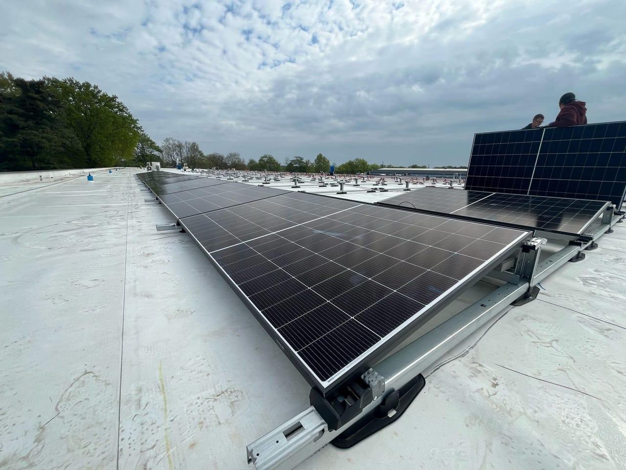 Montage van de zonnepanelen op het dak van Beachclub Bloomingdale