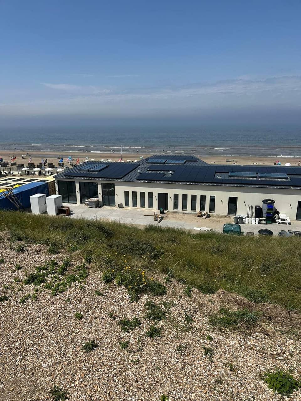Beachclub Bloomingdale met zonnepanelen aan de kust