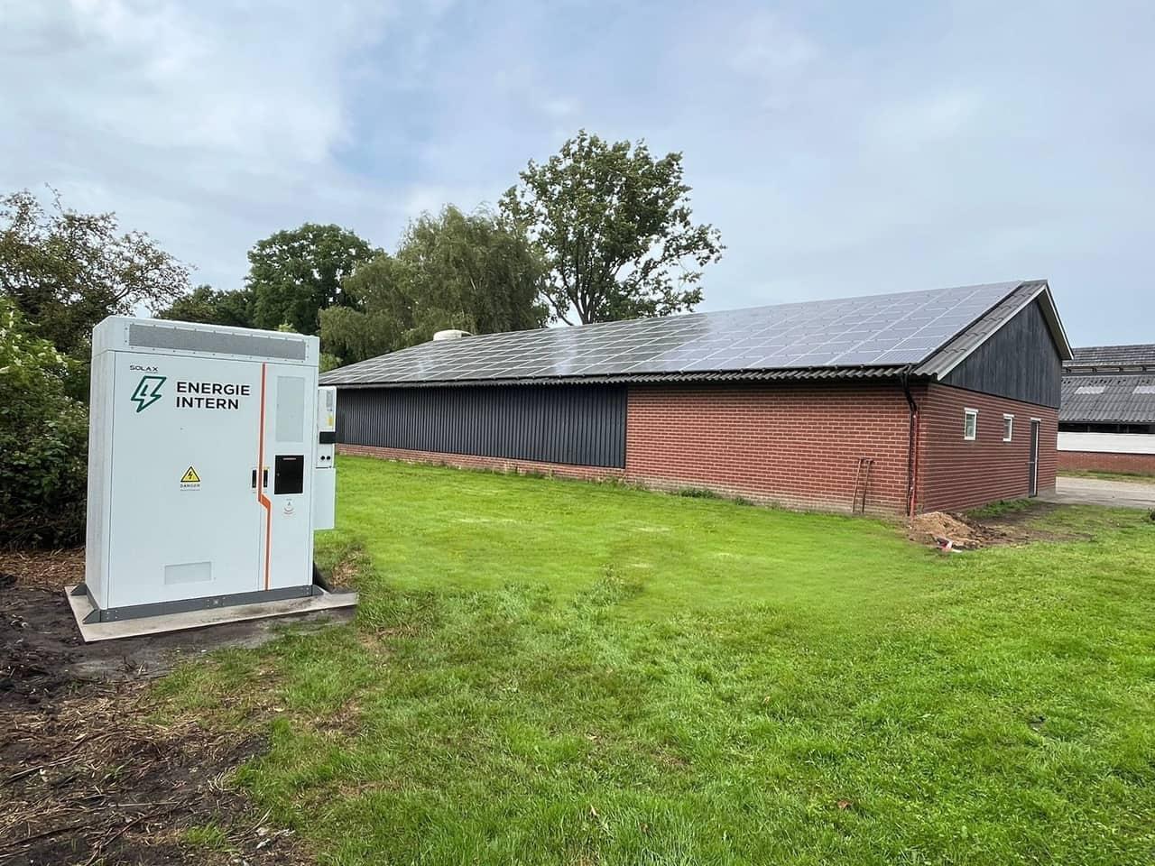 Energieopslag naast het agrarische bedrijfsgebouw van Bomers