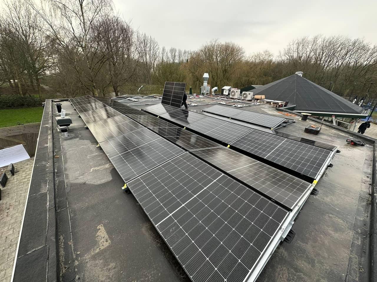 Zonnepanelen op het clubgebouw van TPV De Hulk