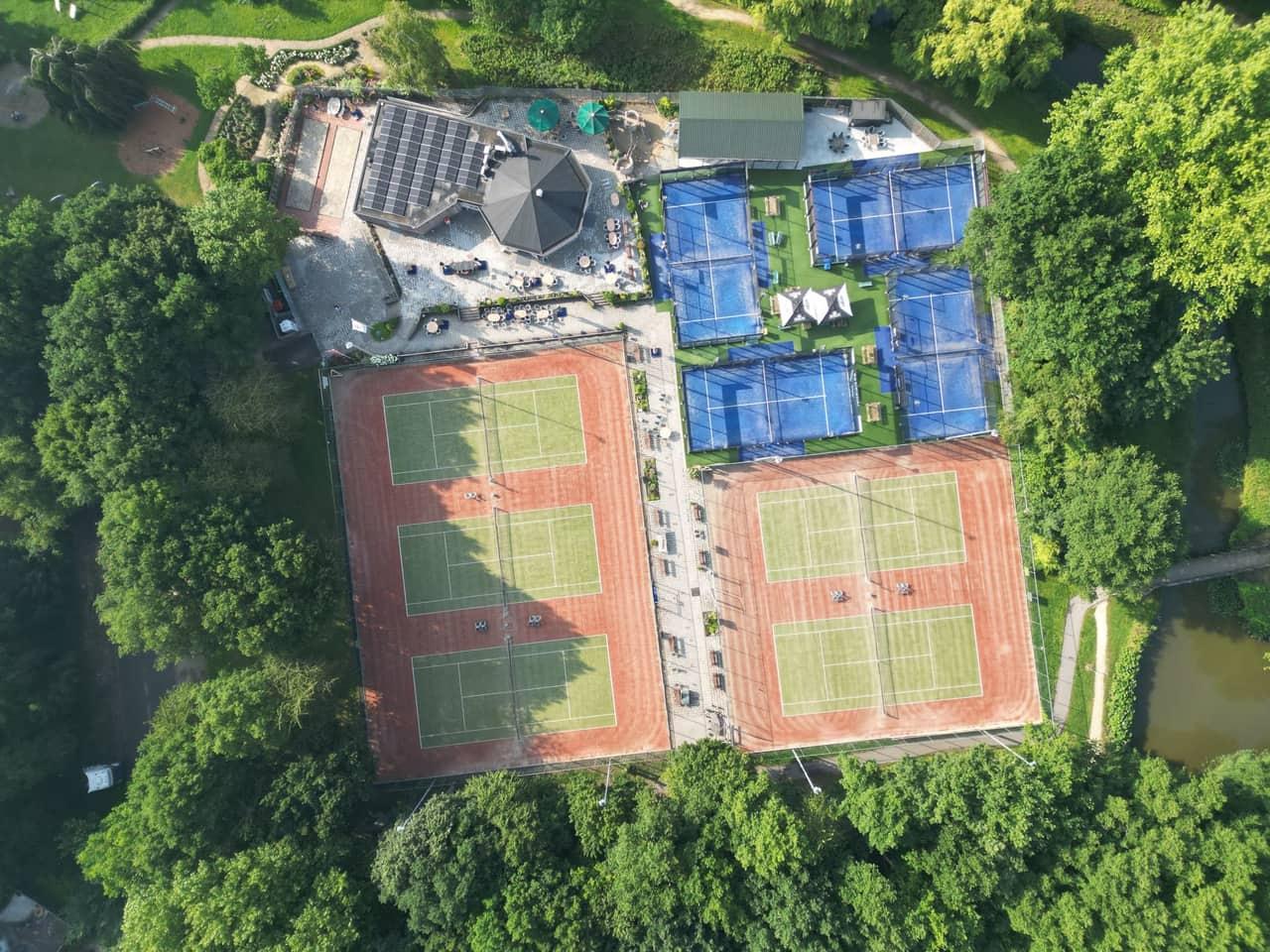 Luchtfoto van TPV De Hulk met zonnepanelen op het clubgebouw