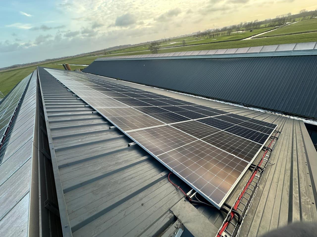 Zonnepanelen op het dak van het agrarische bedrijf Dekker