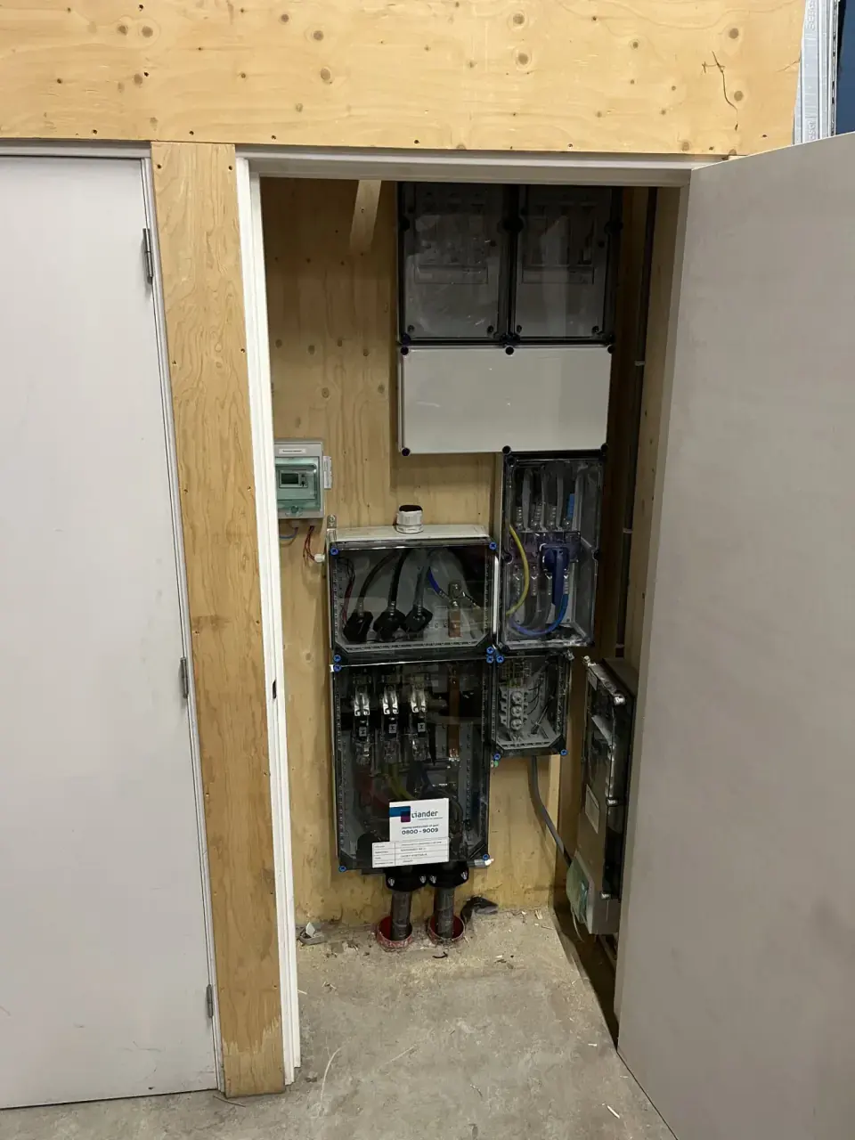Aangepaste elektrische aansluitkast bij Patina Dakdenkers