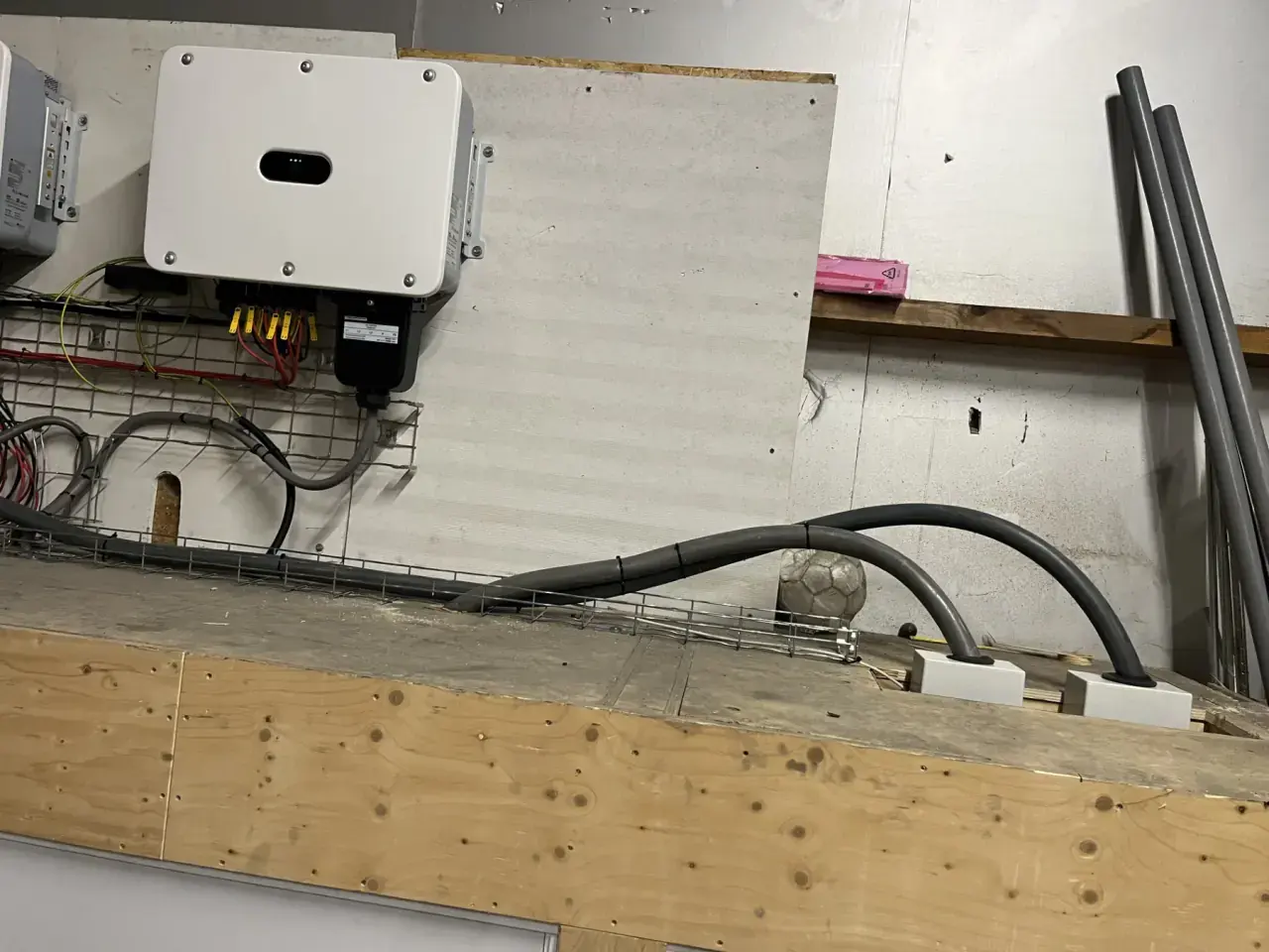 Omvormer en meetcomponenten van de energie-installatie bij Patina