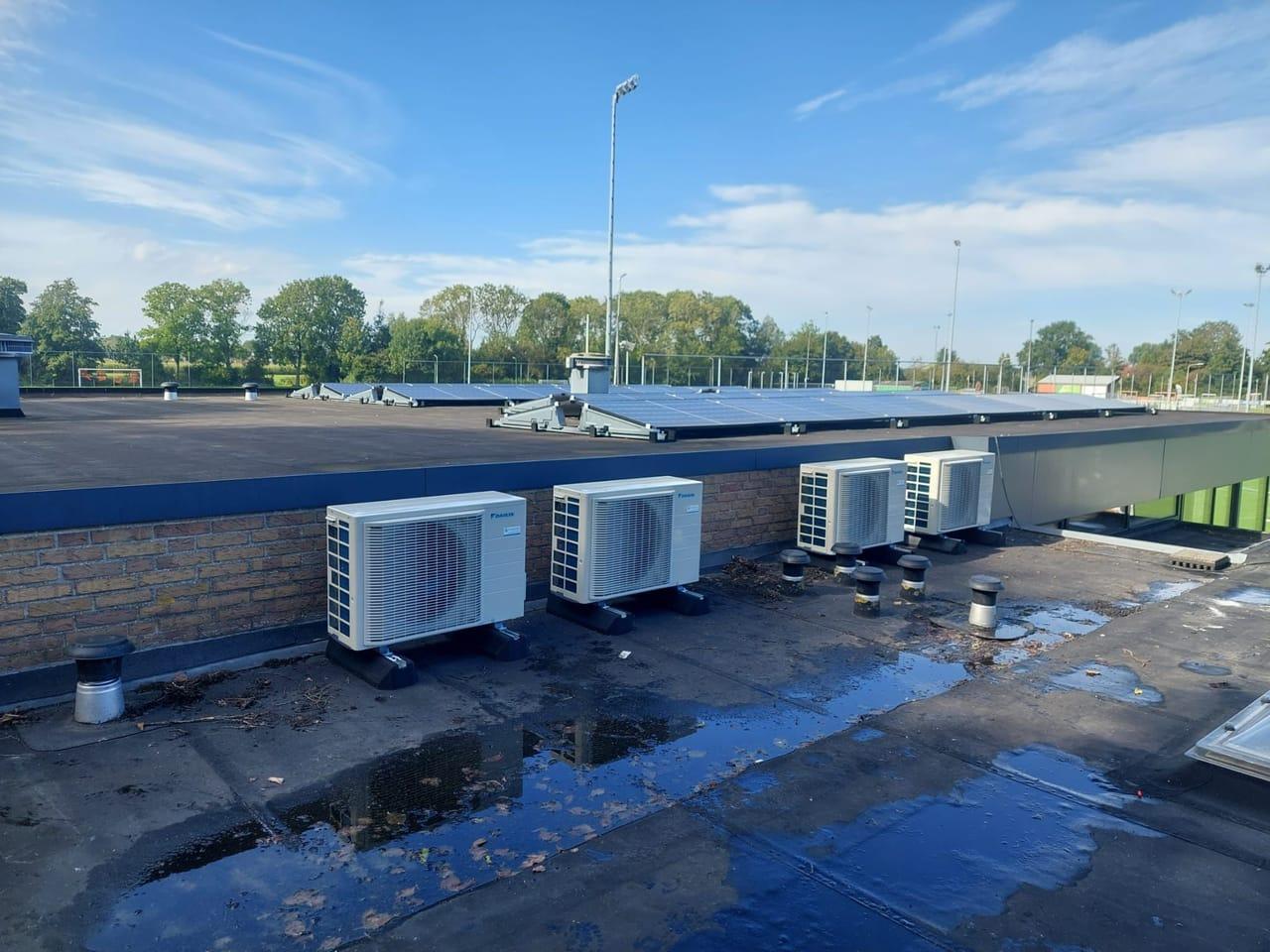 Warmtepompen en zonnepanelen bij een sportvereniging