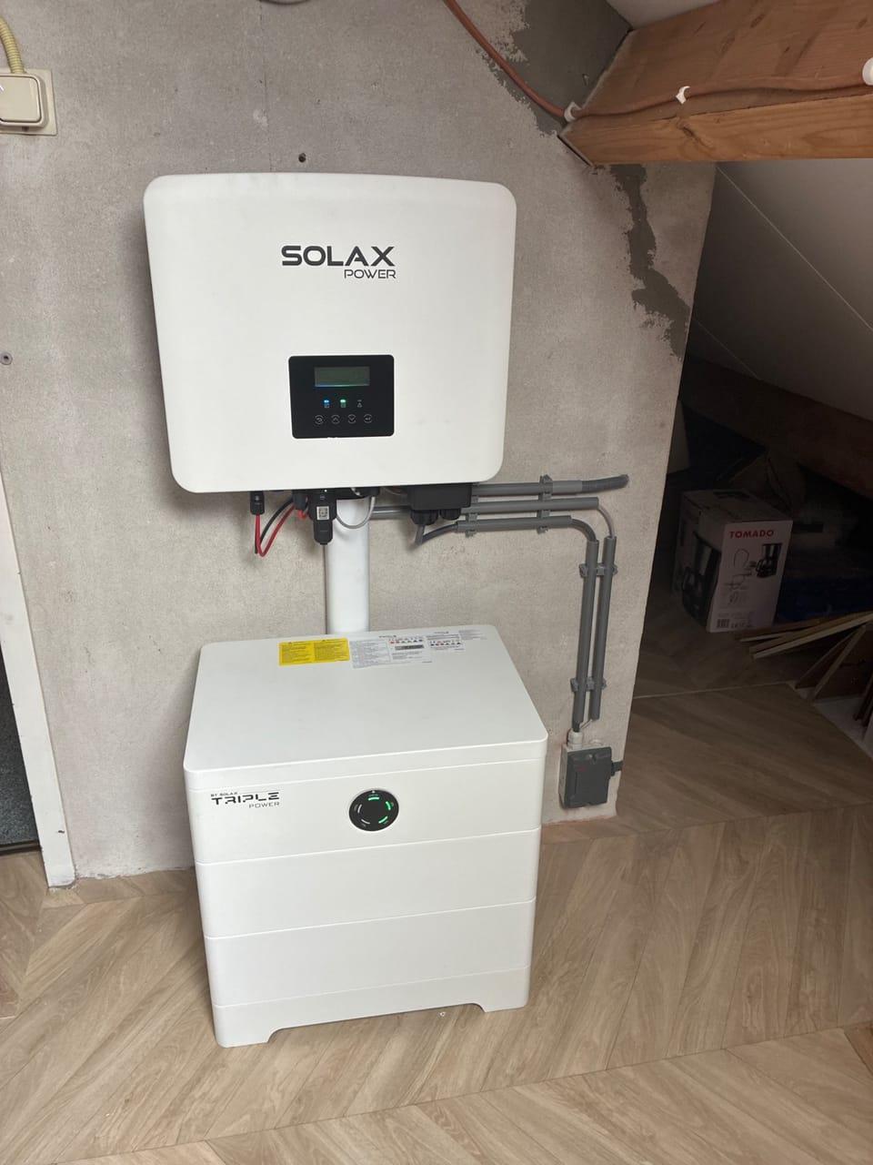 Thuisbatterij en omvormer bij een woning in Nijverdal