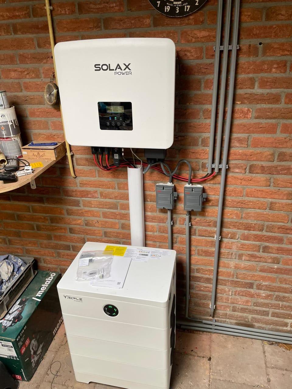 Thuisbatterij met hybride omvormer bij een woning in Westerhaar