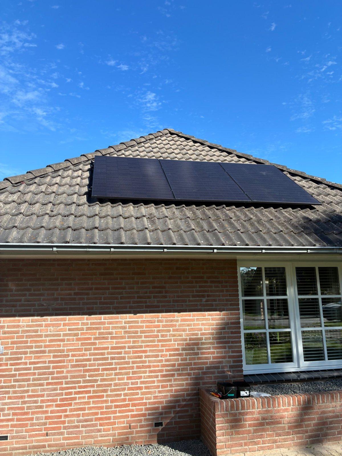 Zonnepanelen op het dak van een woning in Vroomshoop