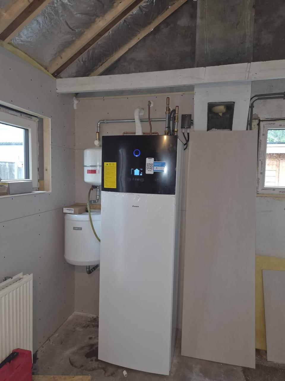 Warmtepompinstallatie tijdens een woningrenovatie in Hardenberg