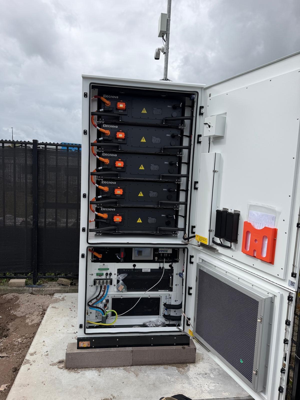 Zakelijke batterij met geopende deur op de fundering bij Wolven Paper Products