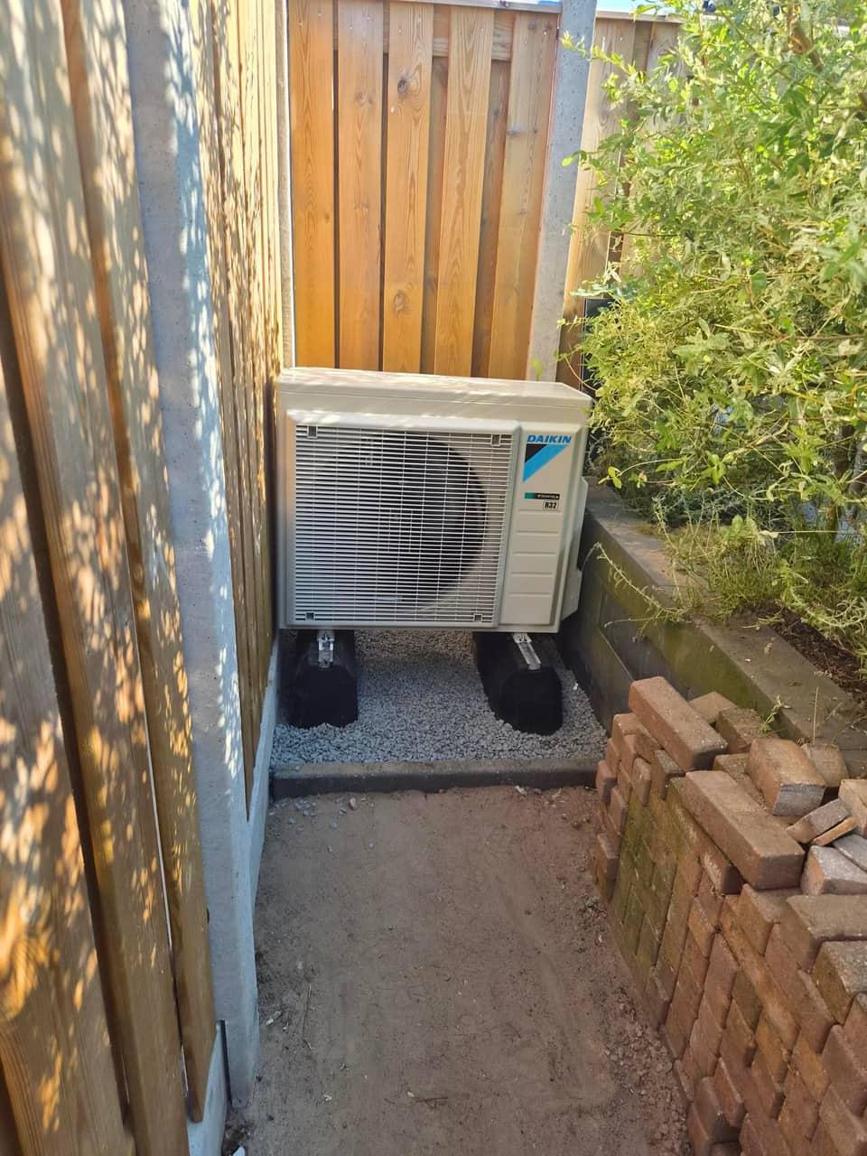 Buitenunit van de warmtepomp bij een woning in Vriezenveen