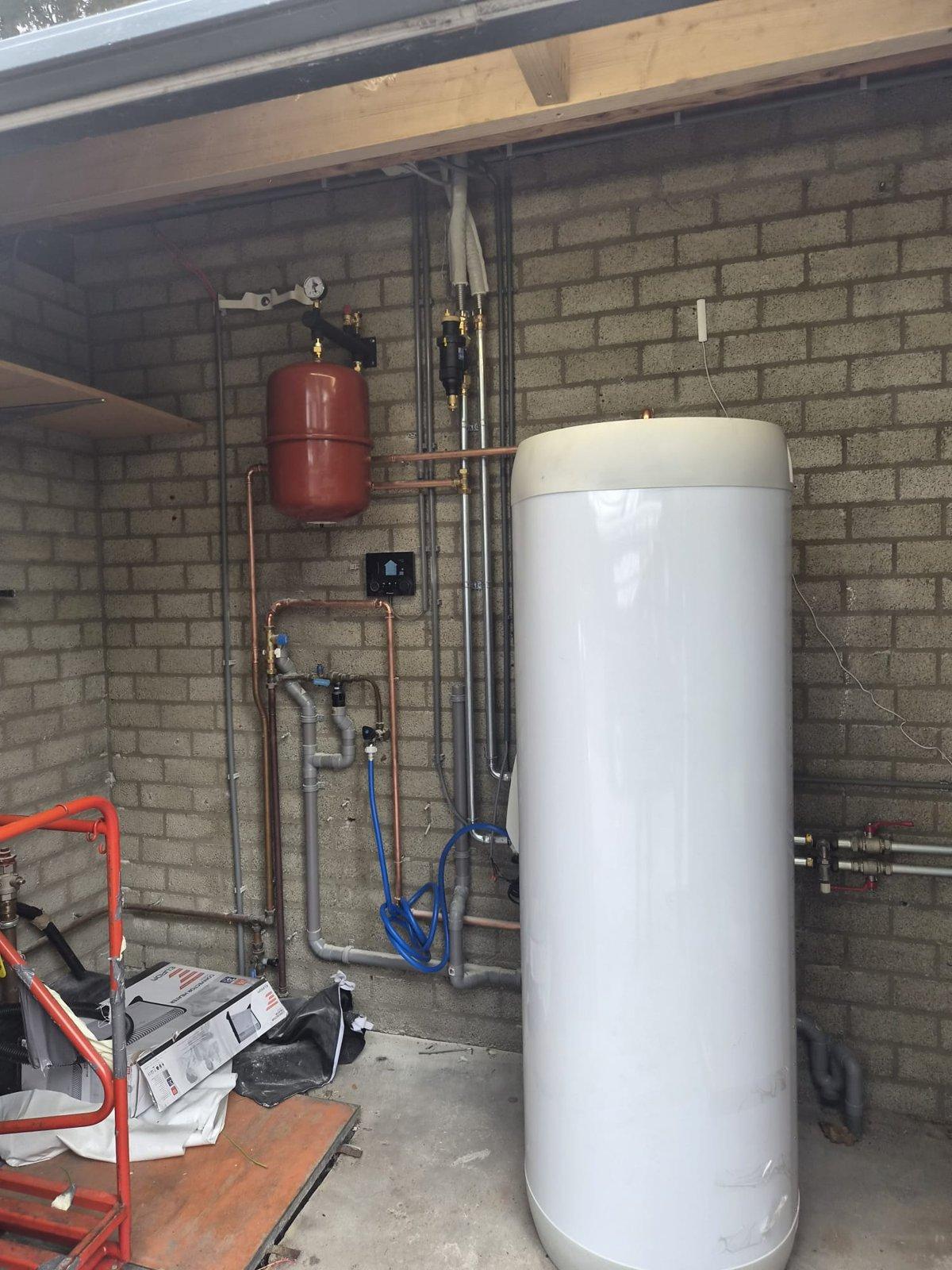 Warmwatertank en leidingwerk in de technische ruimte van Xerxes DZB