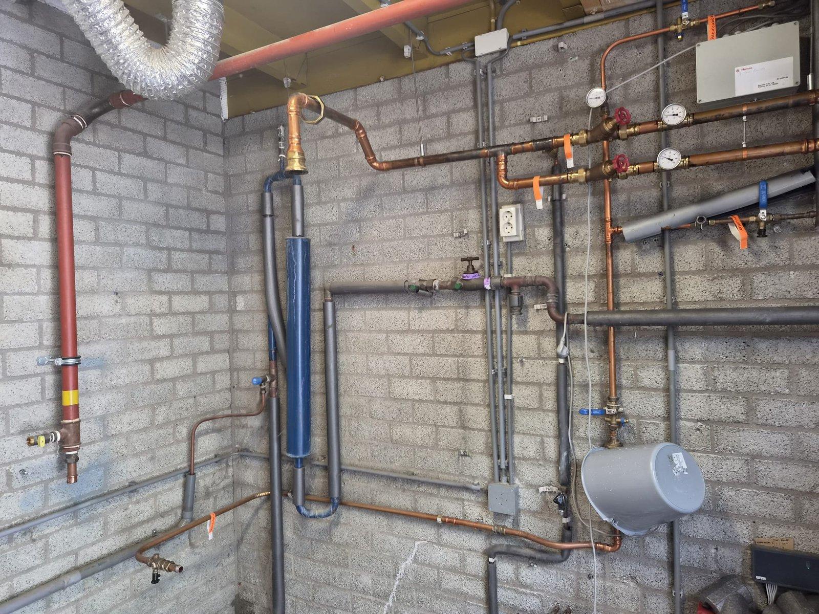Nieuw leidingwerk met buffervat in de technische ruimte van Xerxes DZB