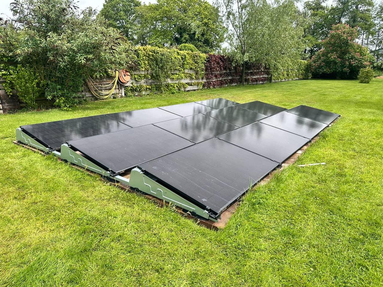 Vrijstaande veldopstelling met zonnepanelen bij een woning in Vroomshoop
