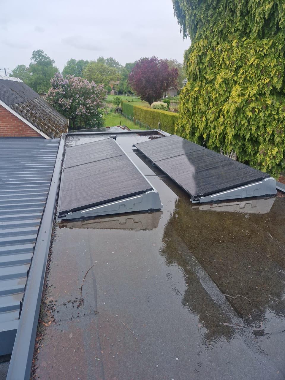 Zonnepanelen op een plat dak bij een woning in Wierden