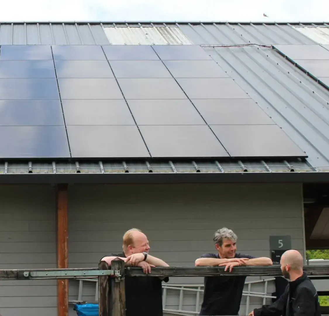 Zonnepanelen en team op locatie bij een Energie Intern-project