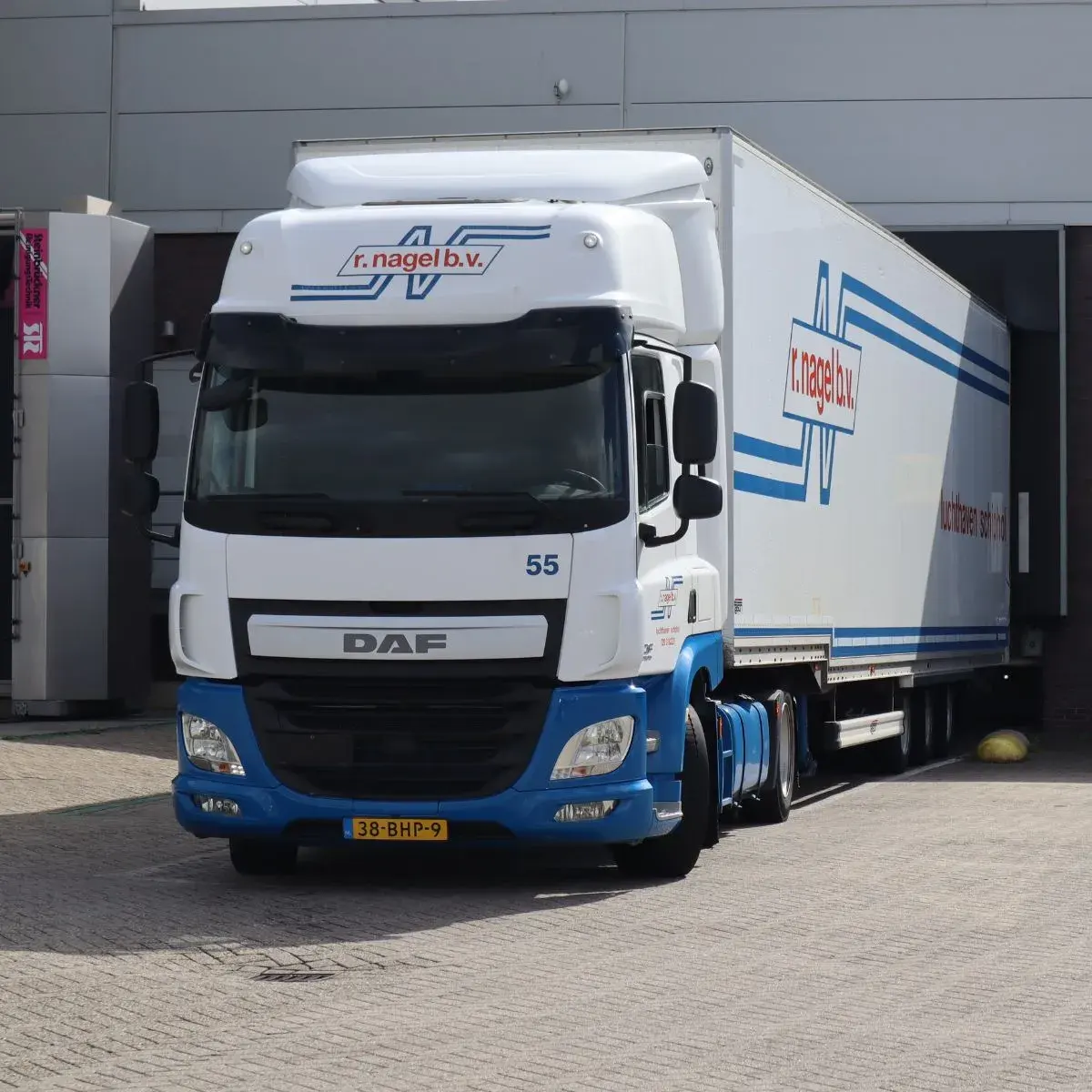 Vrachtwagen bij R. Nagel Transport, een praktijkvoorbeeld op de website van Zympler