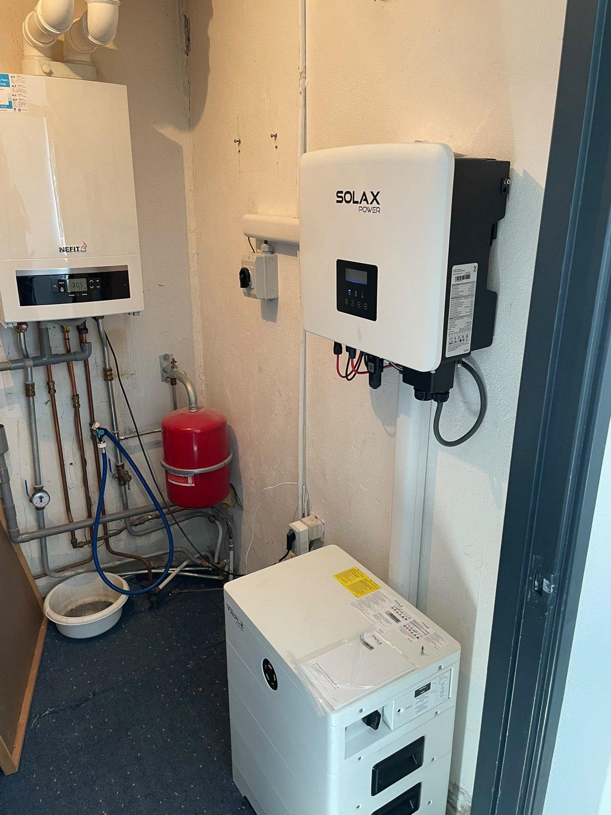 Thuisbatterij en hybride omvormer in de technische ruimte van een woning in Oldenzaal