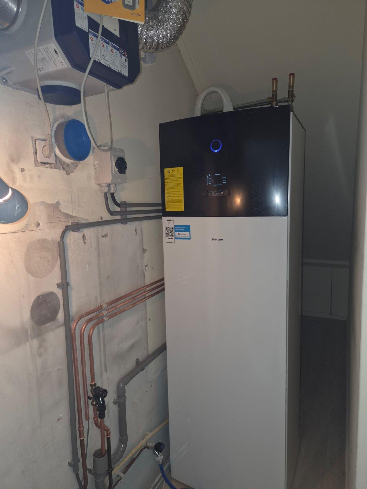 Binnenunit van de warmtepomp met warmwatertank in de woning in Alblasserdam