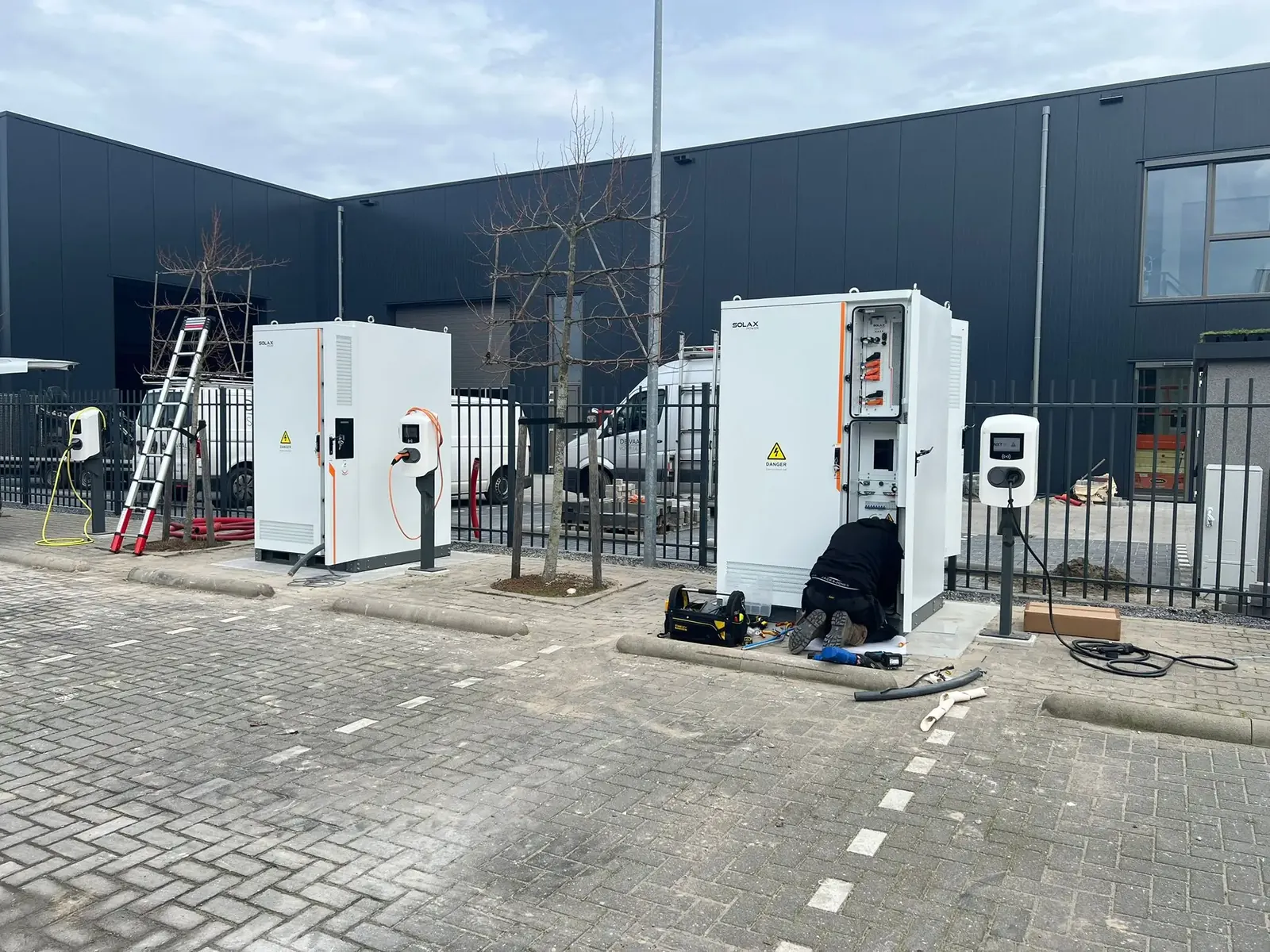 Batterij gekoppeld aan DC-snelladers als bridge naar netverzwaring